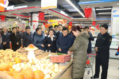 市区主要领导带队检查春节前食品安全保障工作
